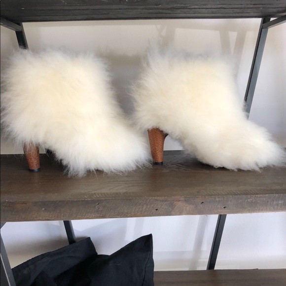 CHANEL FUR BOOTIES - Picture 4 of 8
